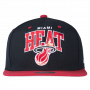 Miami Heat Mitchell & Ness 2 Tone Team Arch Snapback cappellino