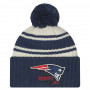 New England Patriots New Era 2022 Official Sideline Sport Cuffed Pom cappello invernale