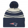 New England Patriots New Era 2022 Official Sideline Sport Cuffed Pom cappello invernale