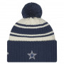 Dallas Cowboys New Era 2022 Official Sideline Sport Cuffed Pom cappello invernale
