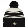 New Orleans Saints New Era 2022 Official Sideline Sport Cuffed Pom cappello invernale